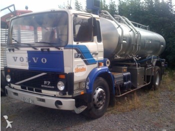 Volvo F7 - Caminhão tanque