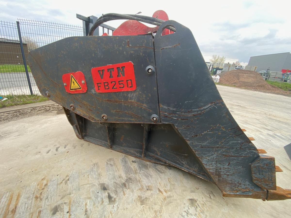 Balde escavadora por Máquina de construção VTN FB 250: foto 3