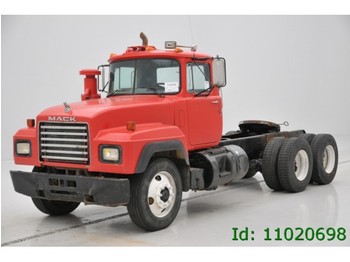 Mack RD 690 S - 6x4 - Tractor