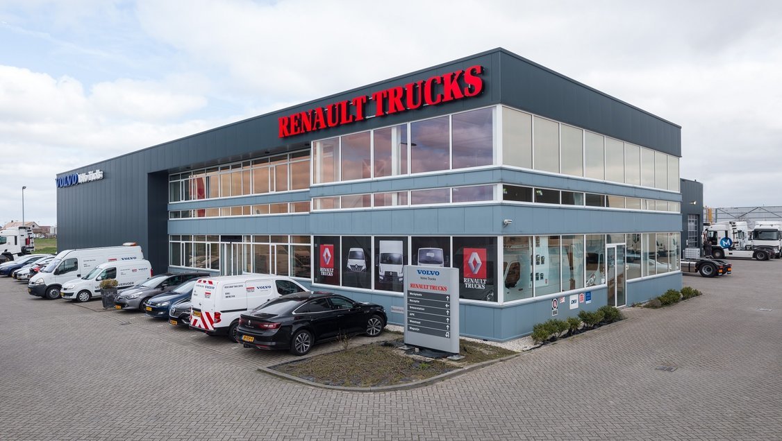 Used Truck Center B.V. - Tractores undefined: foto 1