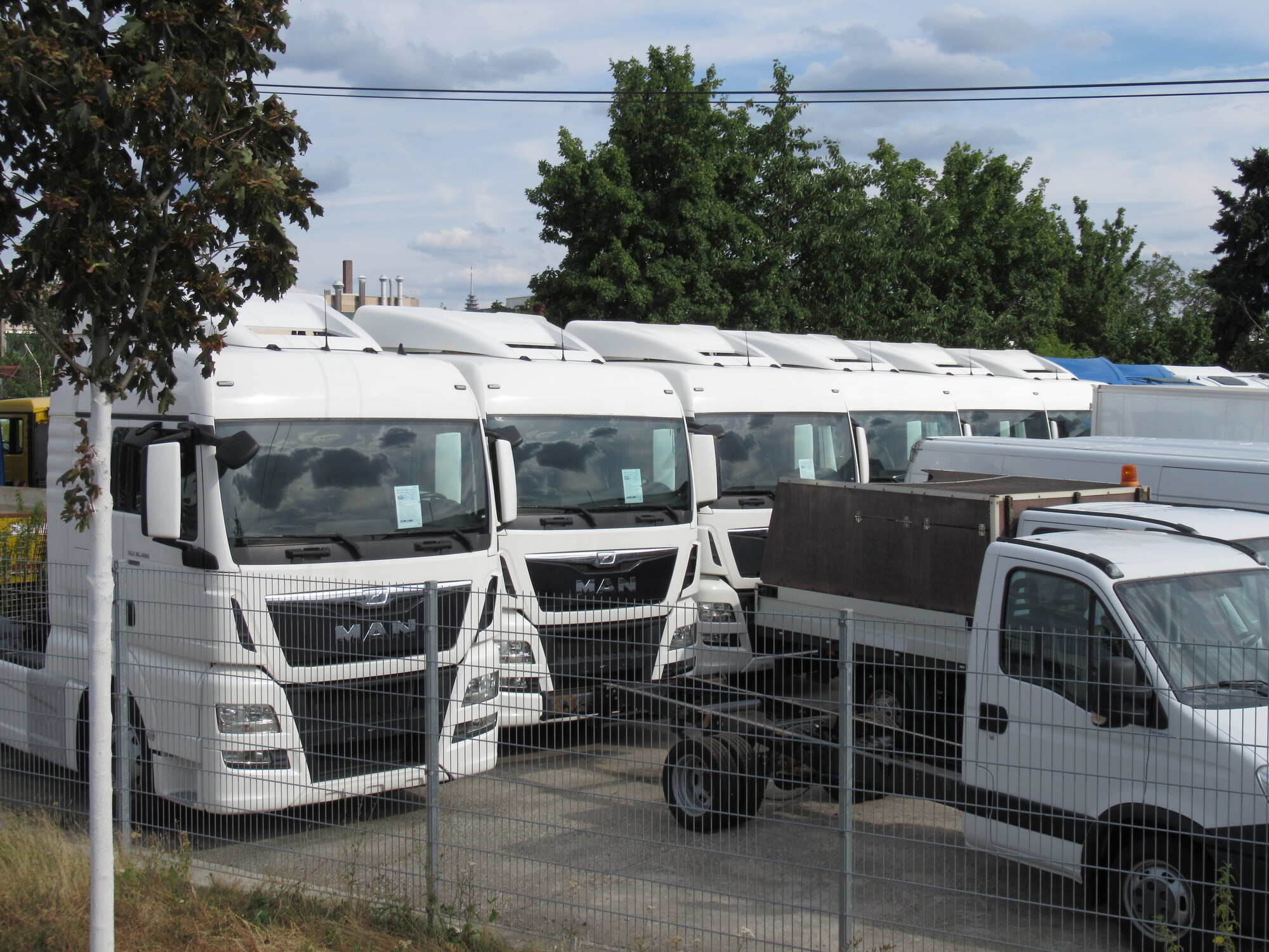 AutoStratis - Veículos comerciais - 4x2, diesel, caixa de velocidades: manual undefined: foto 1