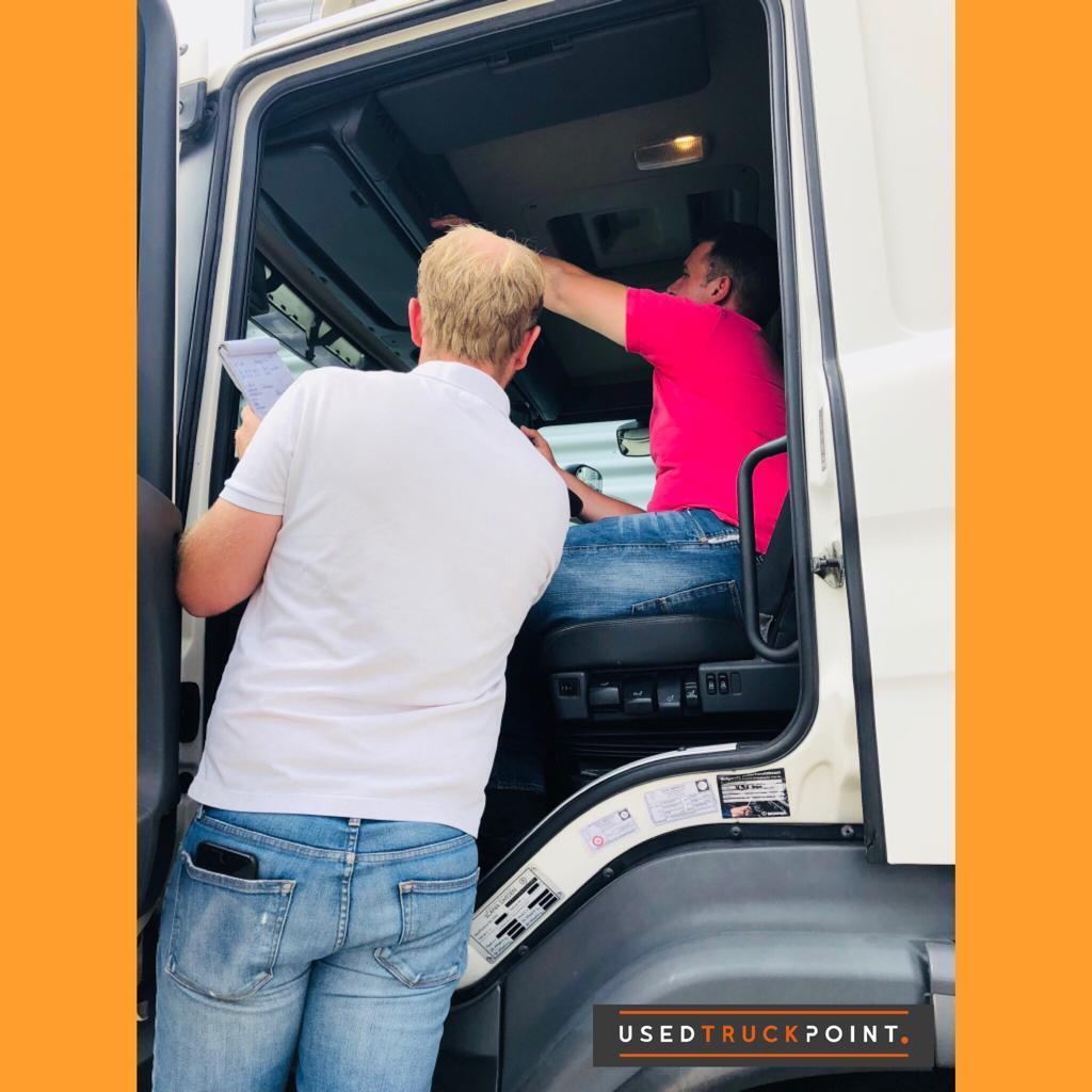 Used Truck Point BV - Camiões MERCEDES-BENZ - plataforma elevatória undefined: foto 3