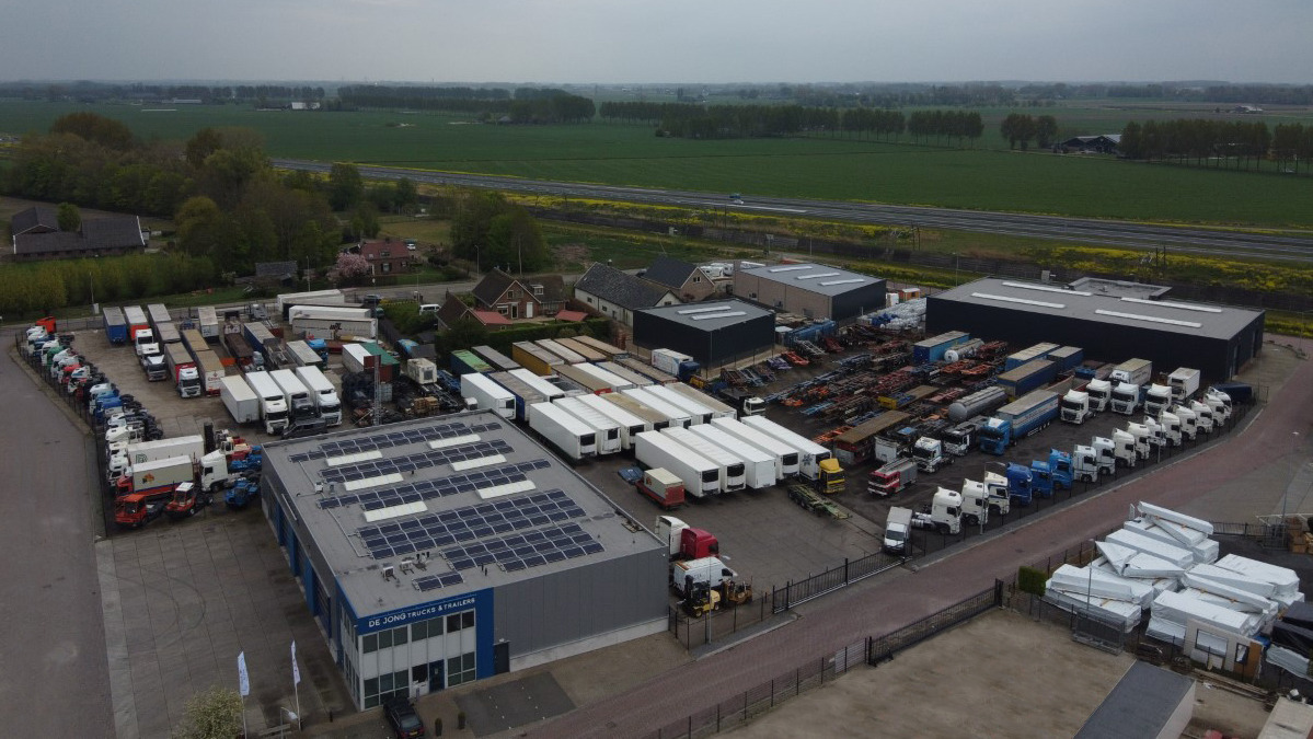 De Jong Trucks & Trailers - veículos a venda undefined: foto 1