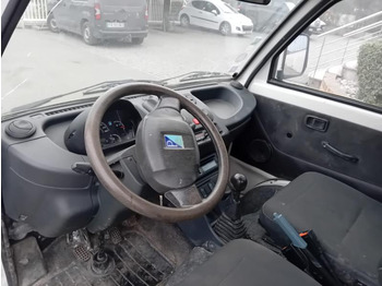 Fotografia de interior 1: Carrinha basculante Piaggio Porter