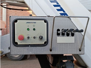 Caminhão com plataforma aérea NISSAN