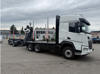 Camião de transporte de madeira DAF XF 530