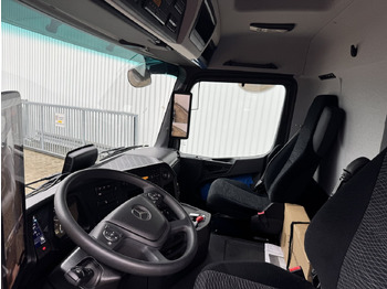 Fotografia de interior 1: Camião chassi novo Mercedes-Benz Arocs 2651 L 6x6 Arocs 2651 L 6x6, HydroDrive, MirrorCam, Massage-Sitz, Motorabtrieb