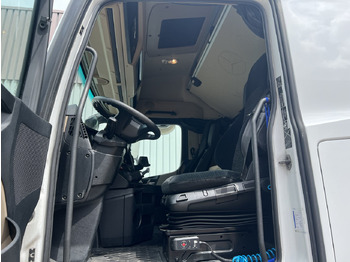 Fotografia de interior 1: Leasing de Mercedes-Benz Actros 1843 LS 4x2 Actros 1843 LS 4x2, Retarder Mercedes-Benz Actros 1843 LS 4x2 Actros 1843 LS 4x2, Retarder