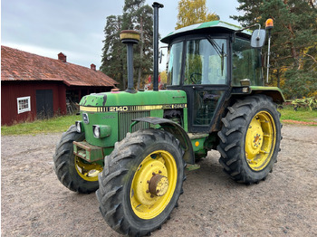 Trator JOHN DEERE 2140