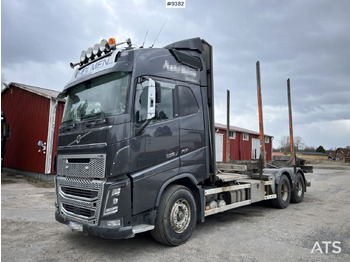 Camião de transporte de madeira VOLVO FH16