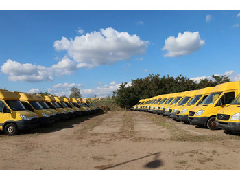 Carrinha de contentor IVECO Daily