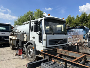 Caminhão limpa fossa VOLVO FL6