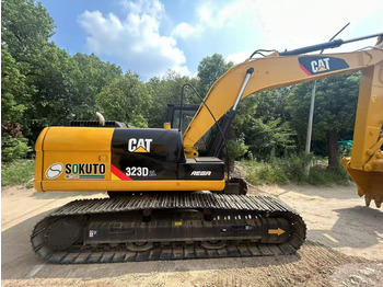 Máquina de construção CATERPILLAR 323D