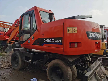 Escavadeira de rodas DOOSAN