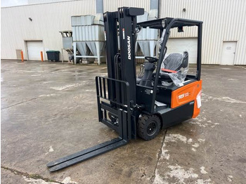 Empilhadeira elétrica DOOSAN