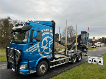 Camião de transporte de madeira DAF XF 530