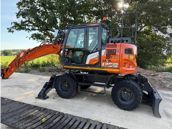 Escavadeira de rodas HITACHI ZX135