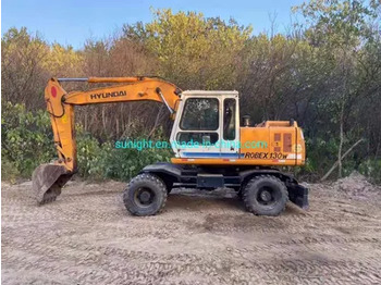 Escavadeira de rodas HYUNDAI