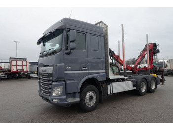 Camião de transporte de madeira DAF XF 510