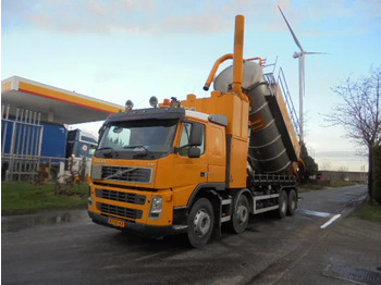 Caminhão limpa fossa VOLVO FM 400