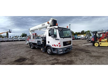 Caminhão com plataforma aérea RUTHMANN