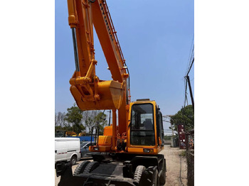 Escavadeira de rodas HYUNDAI