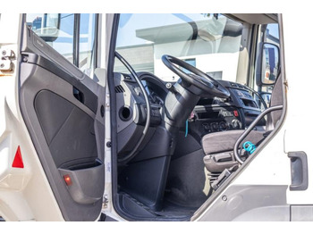 Fotografia de interior 1: Tractor DAF CF 85.460+INTARDER+COMPRESSEUR