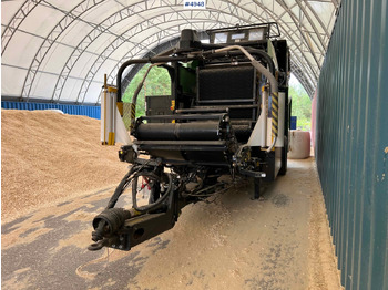 Máquina para produção de feno