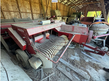 Máquina para produção de feno International 4250: foto 2