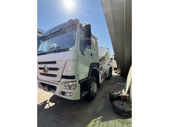 Camião betoneira SINOTRUK HOWO