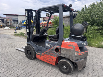 Empilhadeira a gás TOYOTA Tonero 25: foto 3