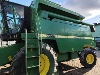 Ceifeira debulhadora JOHN DEERE 2256