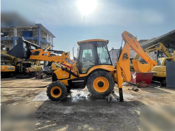 Retroescavadeira JCB 3CX
