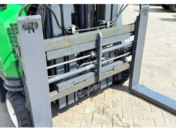 Empilhador de 4 vias Combilift CB2500 / DIESEL / EXTENDABLE FORKS / TRIPLEX / 5500MM / FREE LIFT / SIDE SHIFT / FORK POSITIONER / LIKE NEW: foto 4