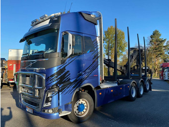 Camião de transporte de madeira VOLVO FH16