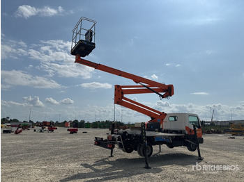 Caminhão com plataforma aérea Nissan Cabstar 35.12 Piattaforma autocarrata: foto 4
