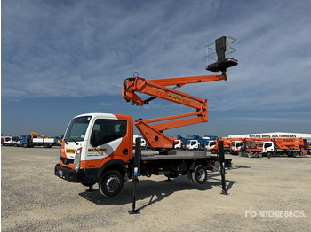 Caminhão com plataforma aérea NISSAN