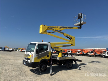 Caminhão com plataforma aérea NISSAN