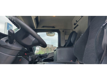 Fotografia de interior 1: Caminhão tanque MERCEDES ANTOS