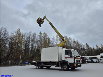 Caminhão com plataforma aérea MAN