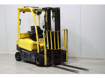 Empilhadeira elétrica HYSTER