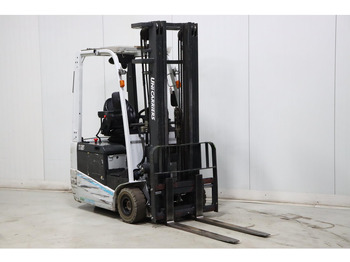 Empilhadeira elétrica UNICARRIERS