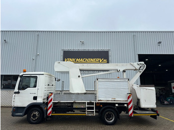 Caminhão com plataforma aérea PALFINGER