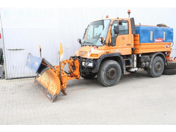 Veículo limpa-neves UNIMOG U400