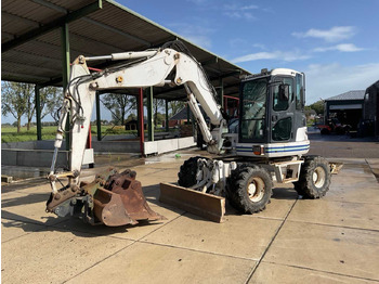 Escavadeira de rodas KOMATSU