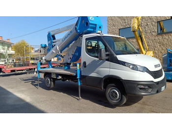 Caminhão com plataforma aérea SOCAGE