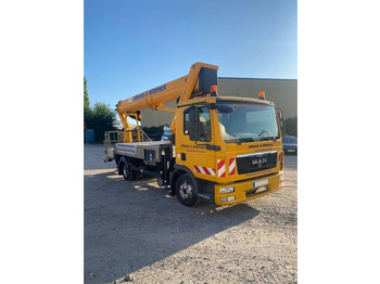 Caminhão com plataforma aérea RUTHMANN