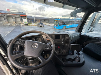 Fotografia de interior 1: Camião furgão Mercedes Antos 1830