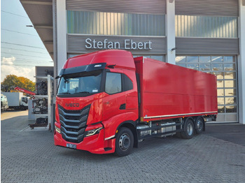 Camião transporte de bebidas IVECO