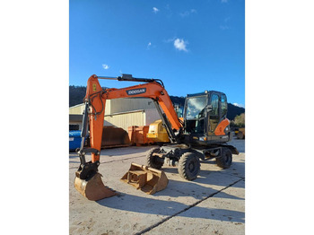 Escavadeira de rodas DOOSAN DX57W